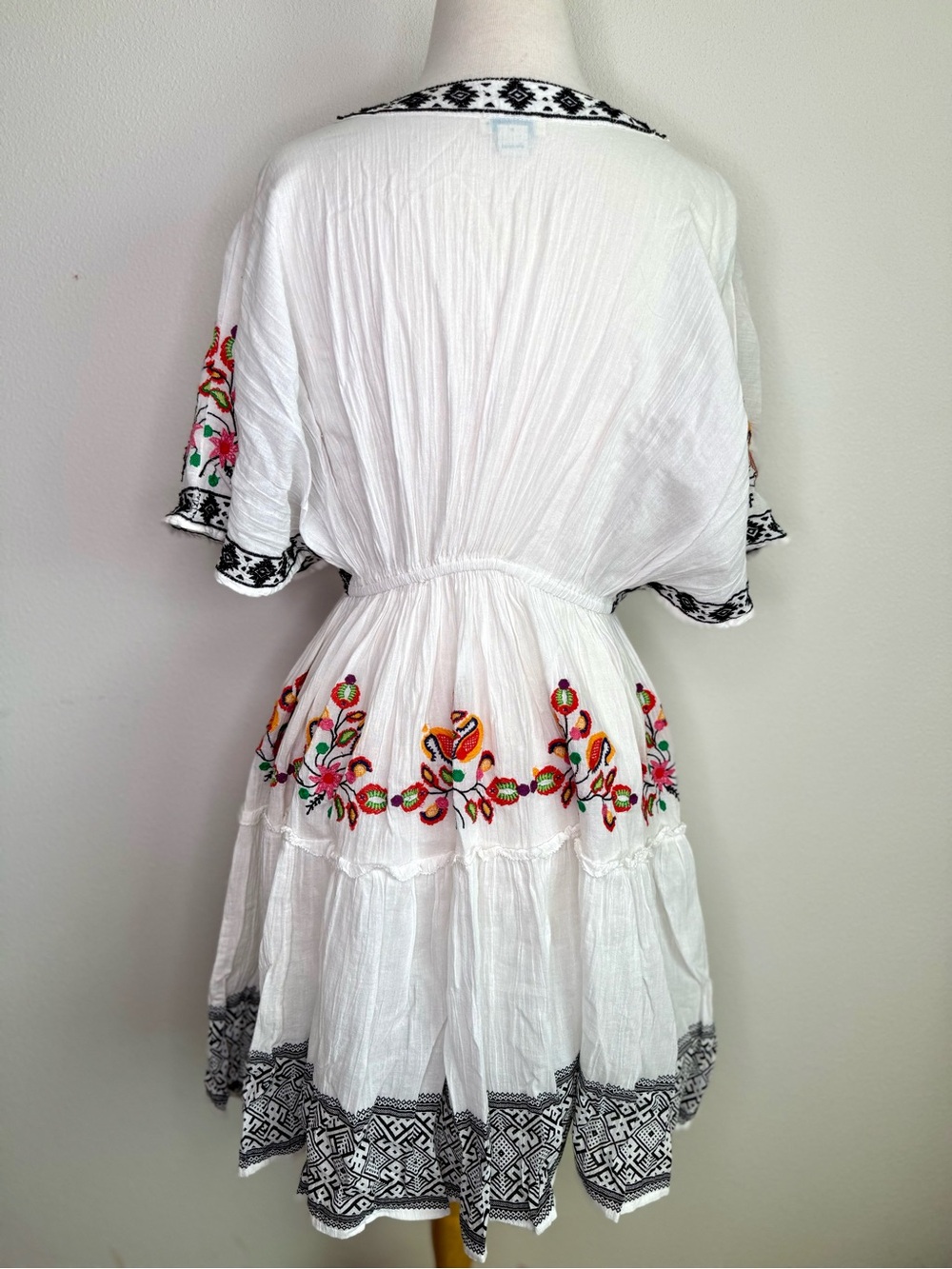 Sundance White Embroidered V-Neck Mini Dress Multicolor Floral Accents Lagenlook - Picture 5 of 7